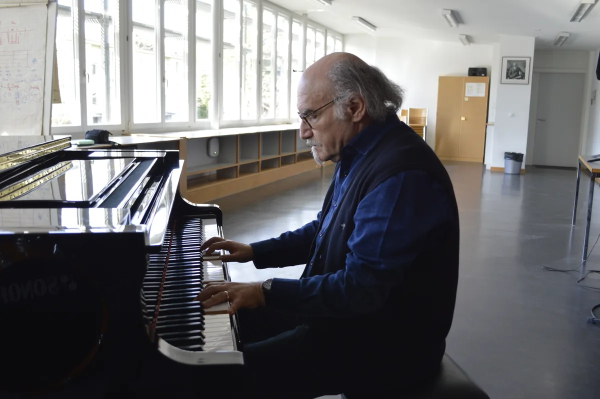 Ein Mann sitzt am Klavier.